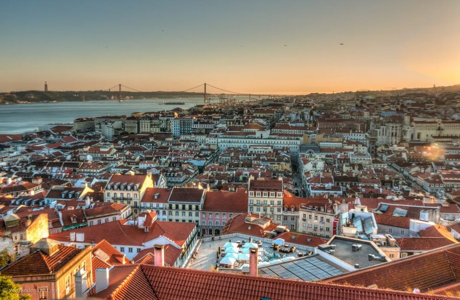 Lisbon's historic old town in a tuk-tuk in German - Finishing with Senhora do Monte: the highest, magical viewpoint moment