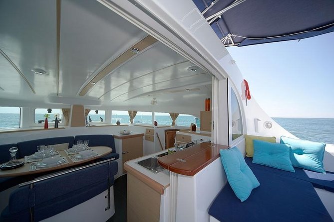Lisbon Sailing Catamaran Public Cruise with drinks - Meeting at Blue Skipper, Gate 3: Getting on board without stress