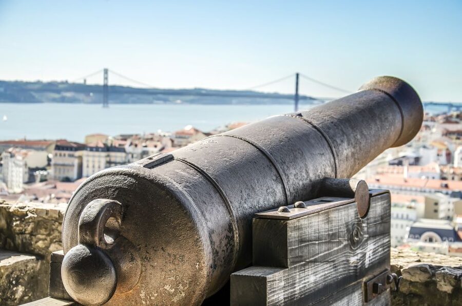 Lisbon: Sao Jorge Castle Skip-the-Line Ticket with Guide - Where you’ll meet your guide and how the visit flows