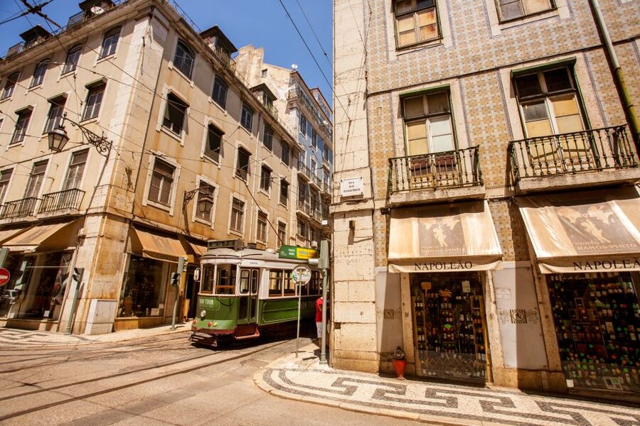Lisbon: Segway Medieval Tour of Alfama and Mouraria - Commerce Square to Campo das Cebolas: the ride’s warm-up
