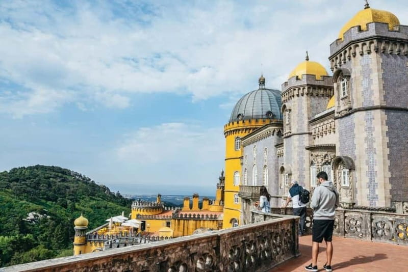 Lisbon: Sintra, Pena Palace, Moorish Castle & Regaleira Tour - Sintra Old Town: short break, real feel
