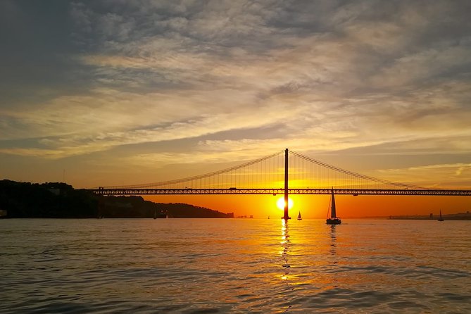 Lisbon Small Group 2h Sunset Sailing- Live Commentary & a Drink - Photos and Timing: Getting the Shots Without Stress
