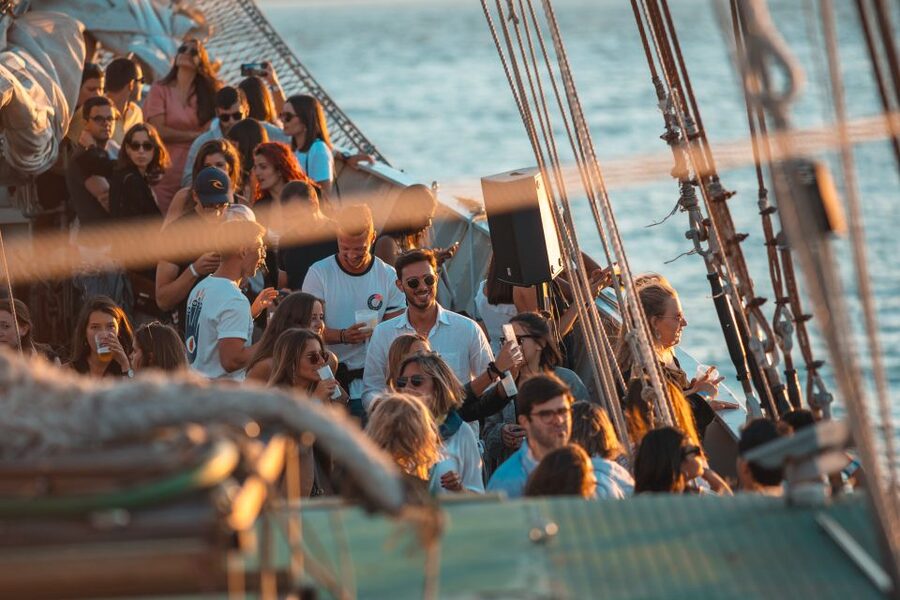 Lisbon: Sunset Boat Party with Live DJ and Night Club Entry - The live DJ set: what music mix actually means for your night