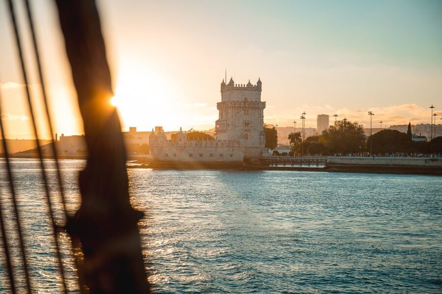 Lisbon: Sunset Boat Party with Live DJ and Night Club Entry - From river cruise to a top club in Lisbon