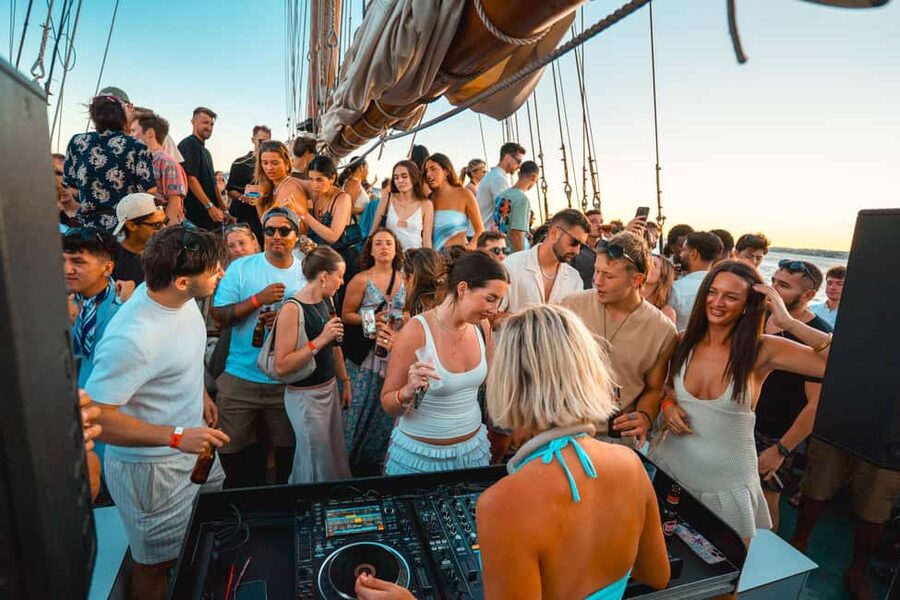 Lisbon: Sunset Boat Party with Live DJ and Night Club Entry - Drinks, food, and how to manage your budget onboard