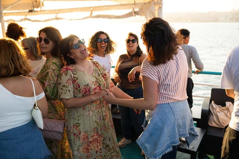Lisbon: Sunset Boat Tour with Music and Drinks - FAQ