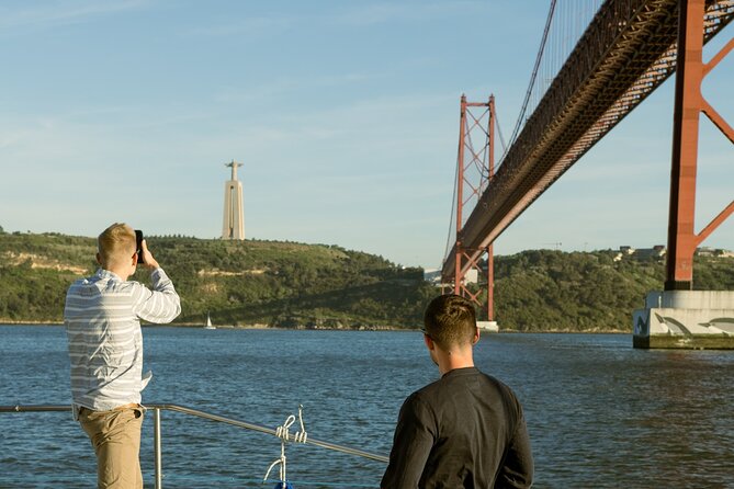Lisbon : Sunset Catamaran Boat Tour with Music and Drinks - Why This Lisbon Sunset Catamaran Works for a 90-minute window