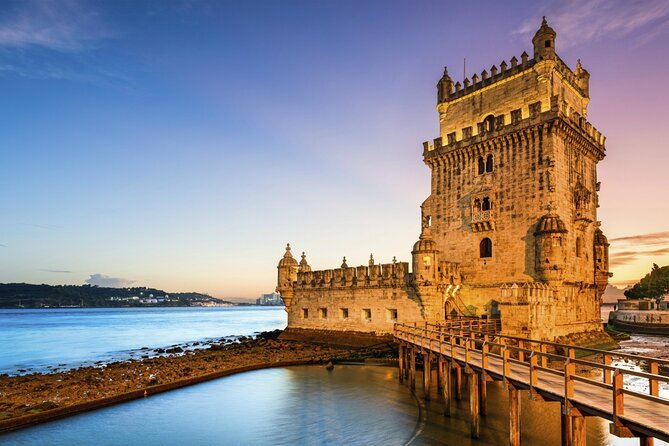 Lisbon : Sunset Catamaran Boat Tour with Music and Drinks - April 25 Bridge and the Tejo: your big engineering photo stop