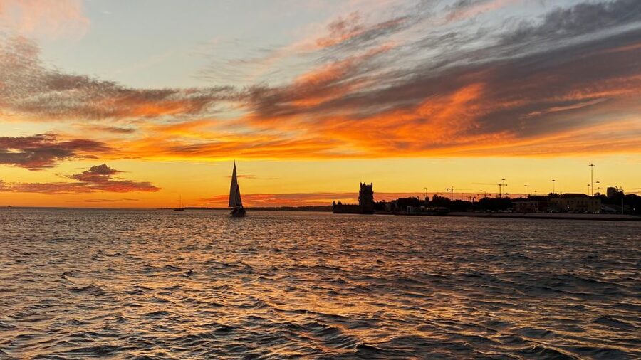 Lisbon: Sunset Cruise with Drinks and Snacks - Boarding and the On-Boat Setup: Small Group Comfort