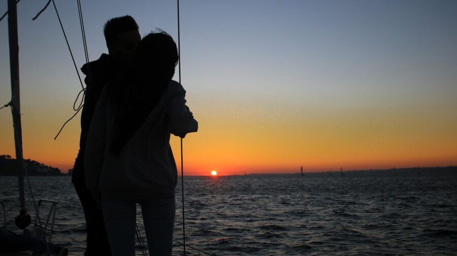 Lisbon: Sunset Cruise with Drinks and Snacks - Bairro Alto, Alfama, and Castelo de São Jorge from the Water