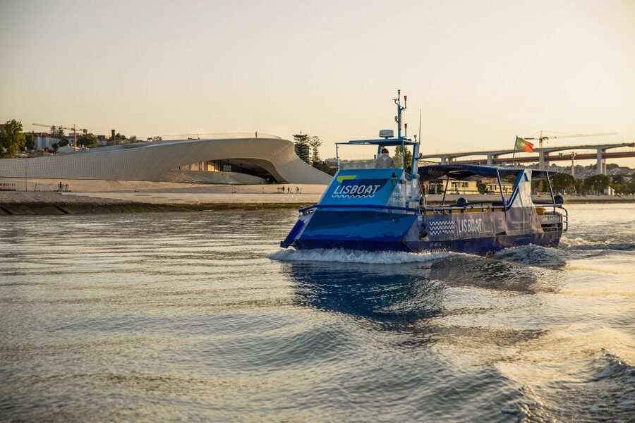 Lisbon: Sunset Cruise with Live DJ and Drinks - Getting on board at Cais da Ribeira das Naus (and what to expect)