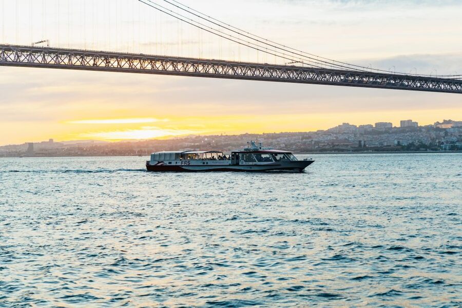 Lisbon: Sunset Cruise with Welcome Drink and Snacks - Getting to the Meeting Point Near Estação Ferroviária do Sul e Sueste