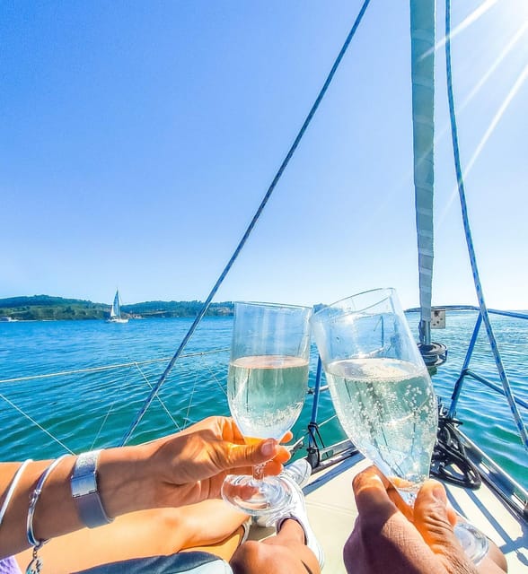 Lisbon: "Sunset" & "Day Tours" by boat, with drink and music - The onboard comfort setup that makes a difference