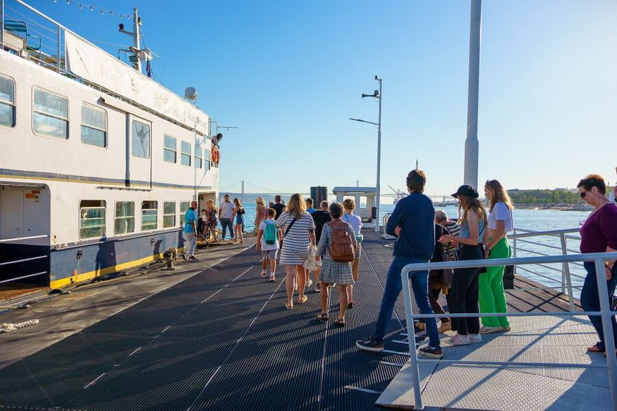 Lisbon: Tagus River Boat Tour with One Drink Included - The 25 de Abril Bridge, the Shot You Came For