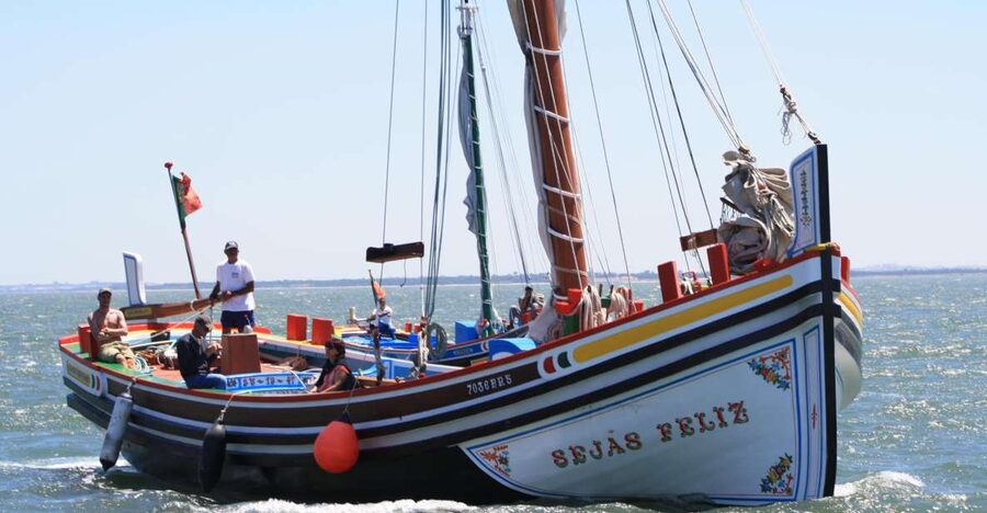 Lisbon: Tagus River Express Cruise in a Traditional Vessel - Commerce Square views: where Lisbon anchors itself on the water