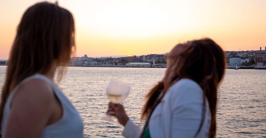 Lisbon: Tagus River Sunset Tour with Snacks and Drink - Getting to the Dock: Estação Fluvial Sul e Sueste, Blue Cruises counter 3