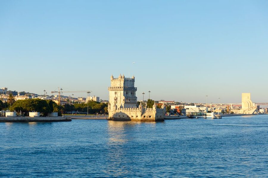 Lisbon: Tagus River Sunset Tour with Snacks and Drink - Monument to the Discoveries and Christ the King: how the cruise frames Lisbon
