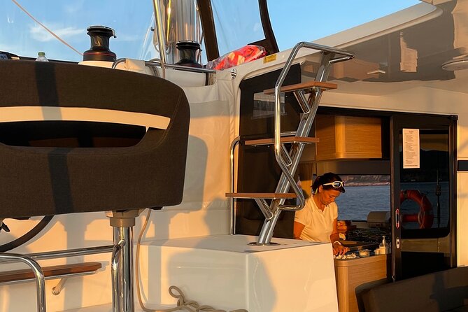 LUXURY Catamaran Sunset and Wine cruise - The big icons: 25 de Abril Bridge, Praça do Comércio, and Panteão Nacional