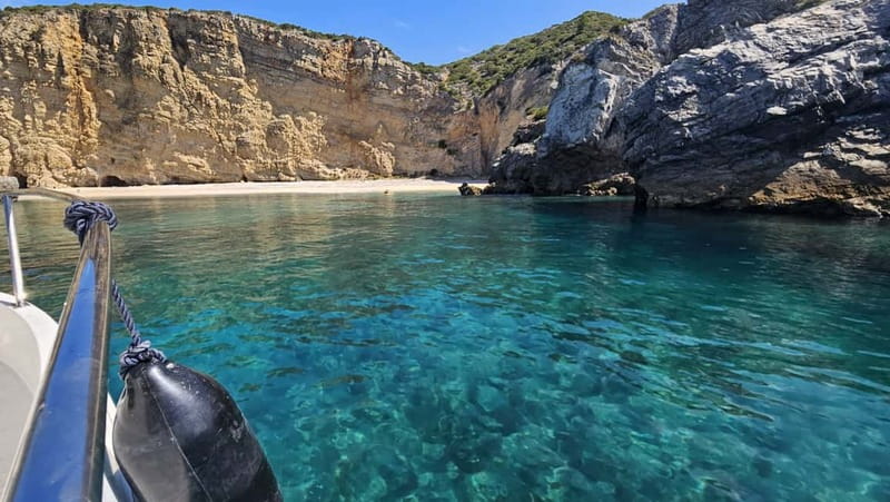 Passeio de Barco em Sesimbra (Publico/Compartilhado) - The Guide, the Cave Moment, and How the Story Gets Told