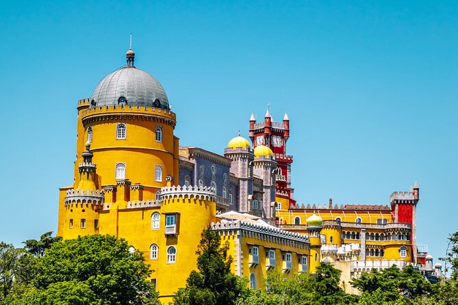 Private Local Sintra Tour: Palaces & Coast by Classic Car or Jeep - Sintra Mountains drive and the bay of Cascais viewpoint payoff