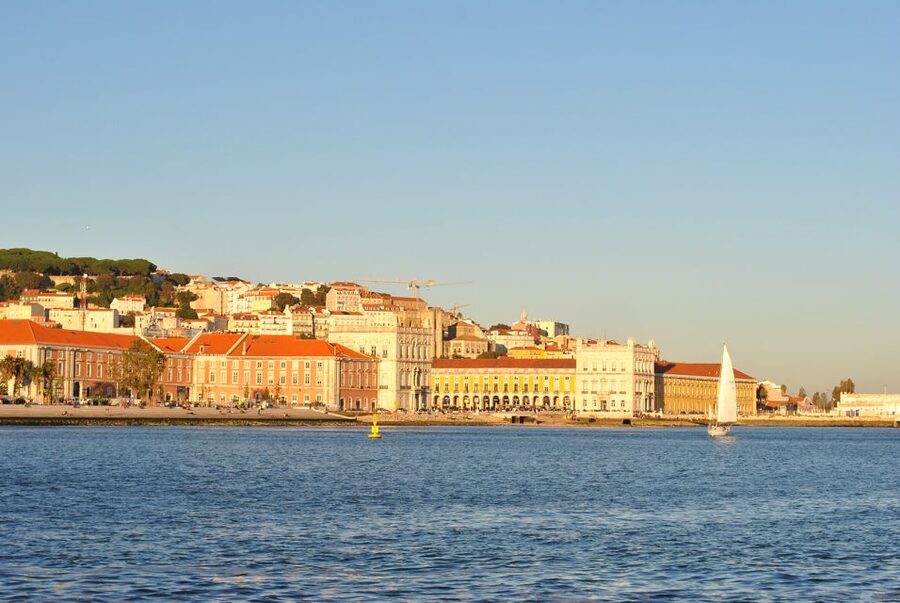 Private Romantic cruise with sparkling wine- 2-Hour- Lisbon - Private vs shared: which option fits your kind of romance?