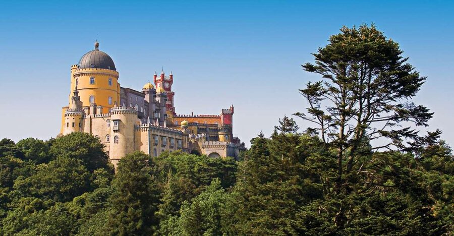 Private Sintra Half Day Tour - Walking the historic village center in Sintra
