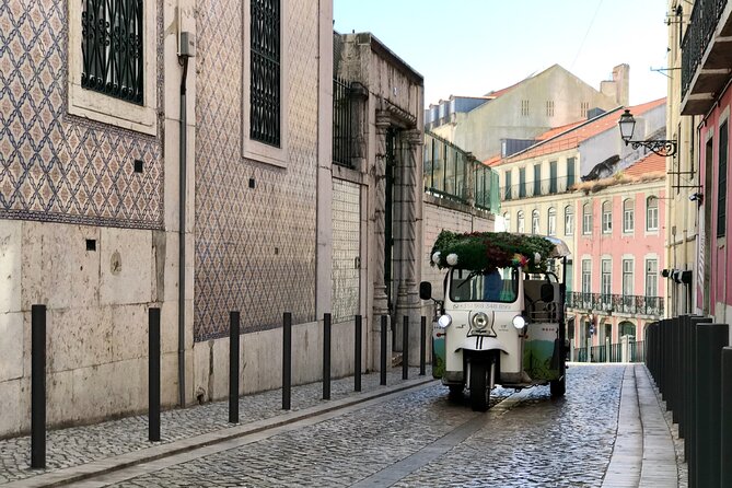 Private tuk tuk tour in old city Lisbon (Standard-1h30) - Key highlights at a glance
