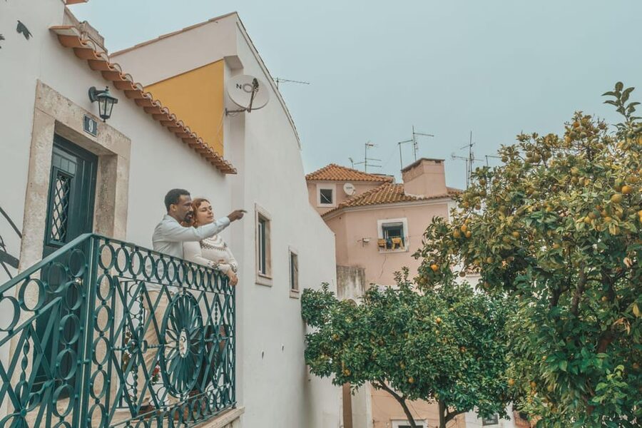 Romantic Photoshoot Experience for Couples in Lisbon - The digital gallery in 48 hours: why speed and editing matter