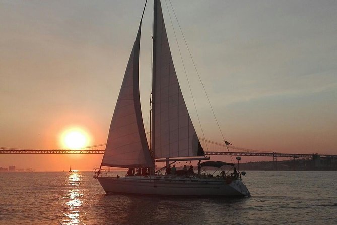 Sailboat Tour in Lisbon with drinks included | Morning and Sunset - Two hours on the Tagus: the payoff of Lisbon at golden hour