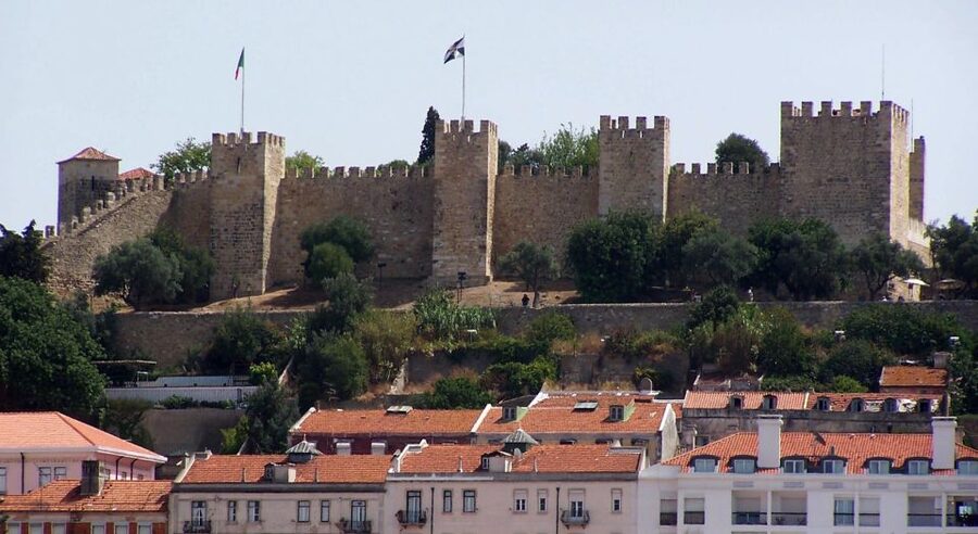 São Jorge Castle Skip-the-line Entry Ticket - Getting to the castle: the tuk-tuk option and what the short ride adds