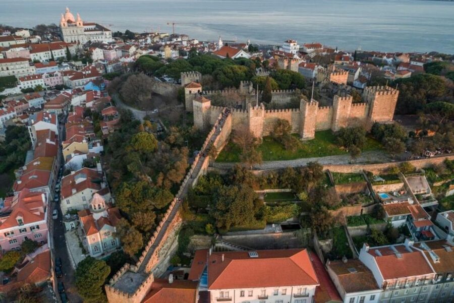 São Jorge Castle Skip-the-line Entry Ticket - Entering São Jorge Castle: self-guided freedom with a quick intro