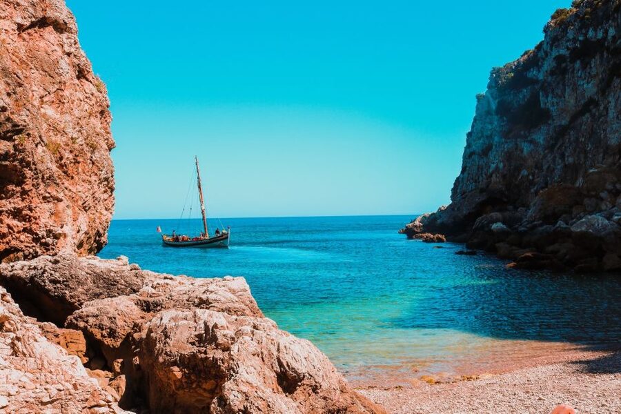 Sesimbra: Arrábida Beaches & Caves Boat Tour with Snorkeling - Snorkeling reality check: masks included, but timing is the deal