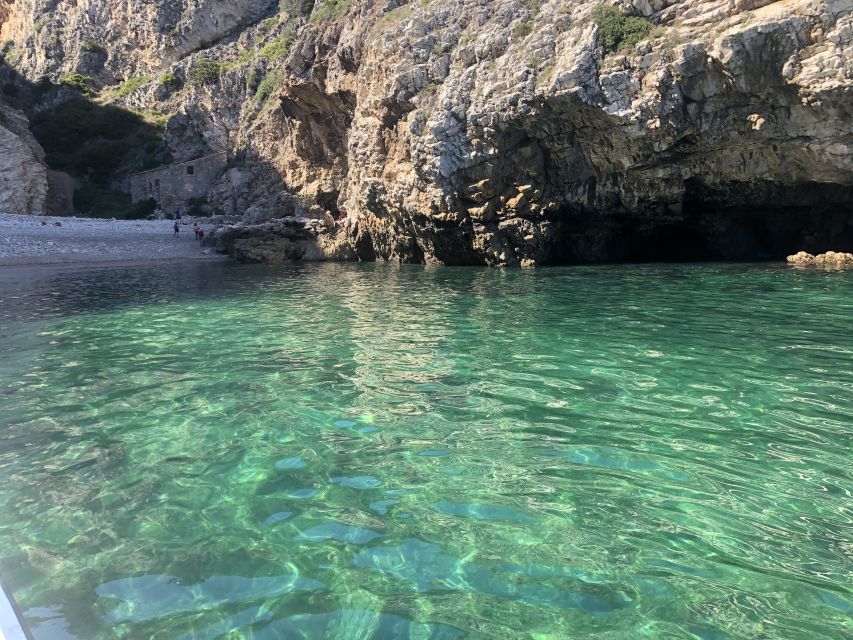 Sesimbra: Arrábida Beaches & Caves Boat Tour with Snorkeling - Praia da Mijona: famous name, quick taste