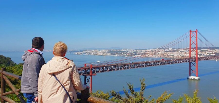 Sesimbra e Arrábida Natural Park: 1 Day Tour & Wine Tasting - Cristo Rei for Sunset: The Perfect Lisbon Finale