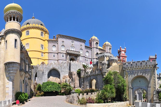 Sintra, Pena Palace, Quinta da Regaleira & Cascais Group Tour - Cascais Stroll Time and Estoril Casino Gardens: The Calm Ending