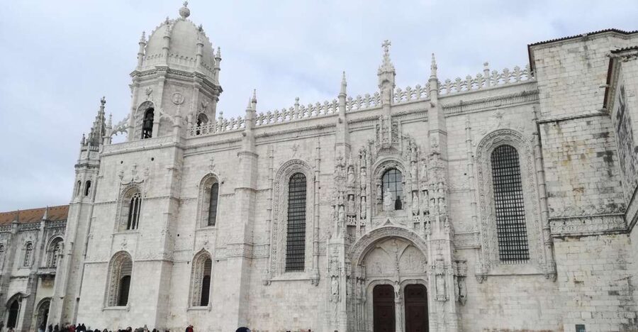 The Best Guiding visit to Jeronimos & Tiket included - Finding Your Way: Meeting at the Main Door and the Yellow Shirt Guide